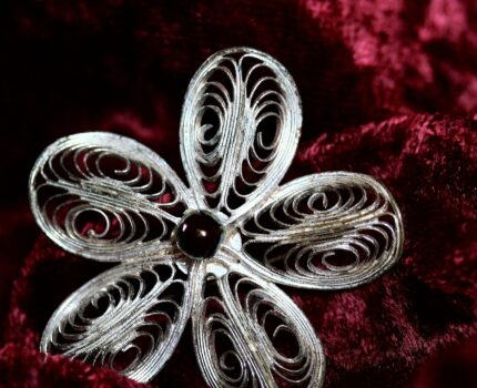 Czym jest broszka? Złota biżuteria idealna dla kobiet