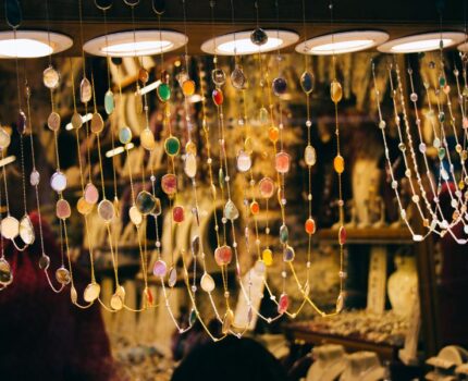 Kamienie szlachetne w zdobieniu domów – elegancja i luksus we wnętrzach